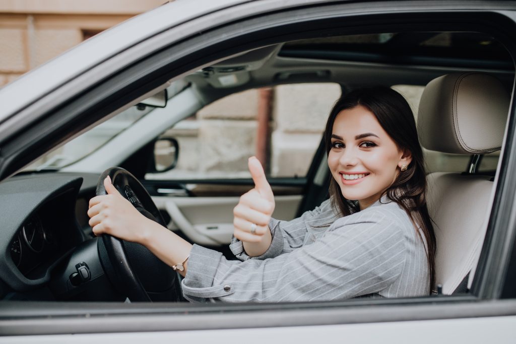 seguro BMW: mulher no carro