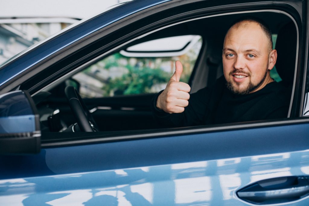 Seguro Jaguar: homem dentro do carro